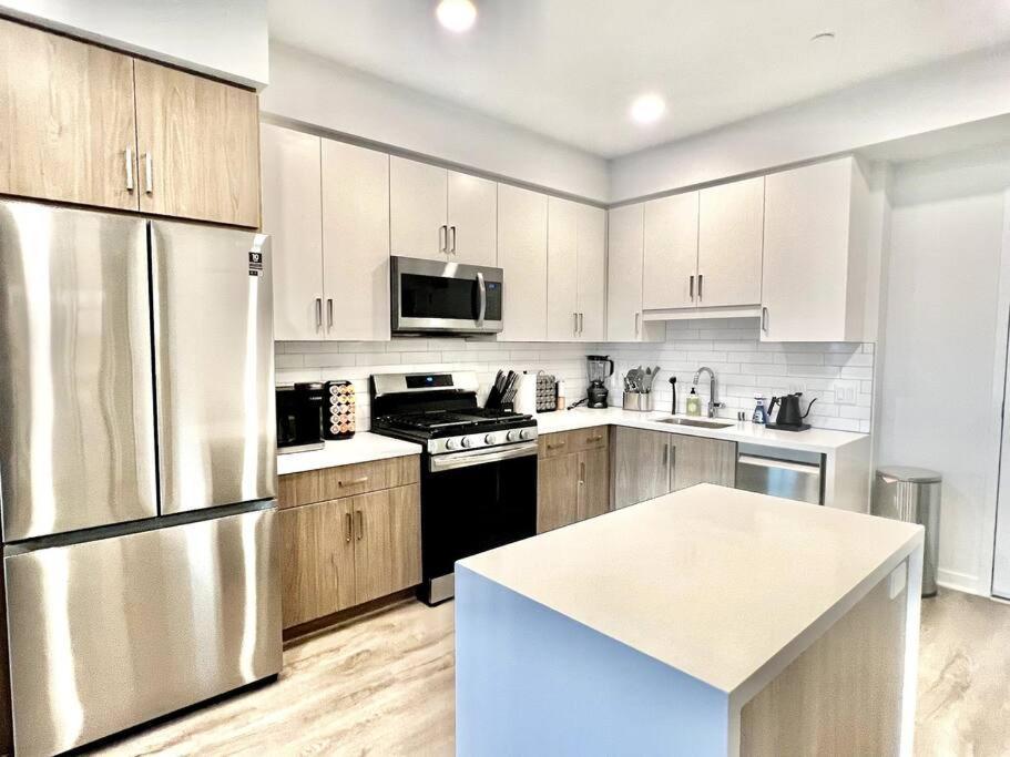 Appartamento New One Bedroom Penthouse, Silver + Parking!