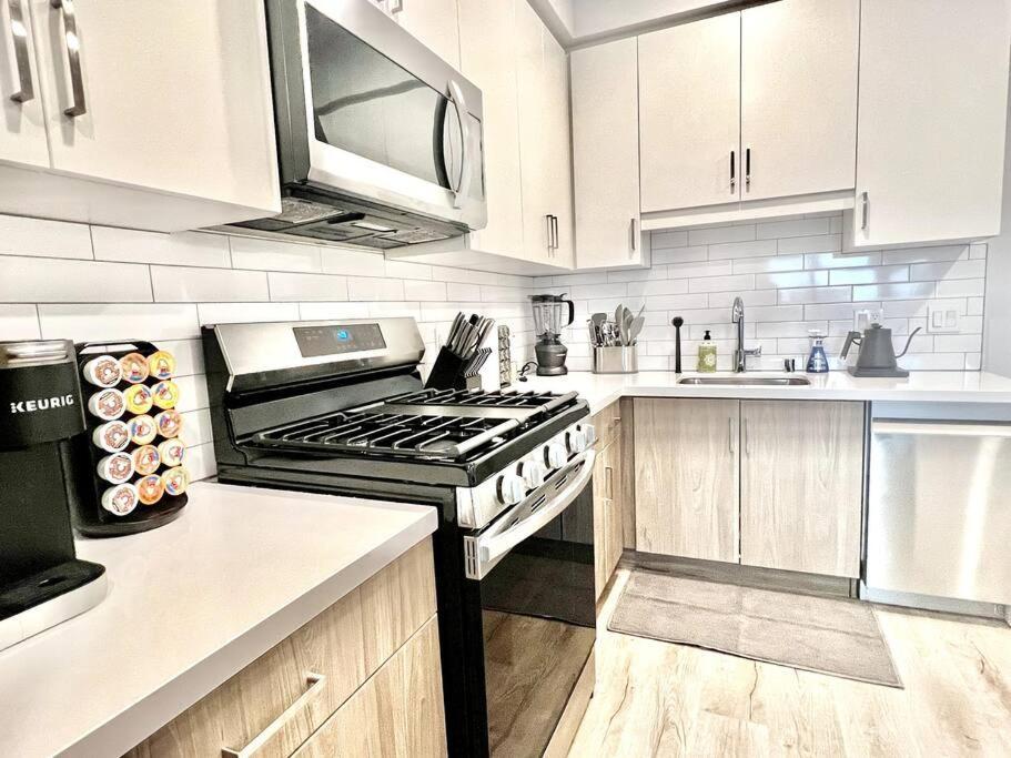 New One Bedroom Penthouse, Silver + Parking! Appartamento
