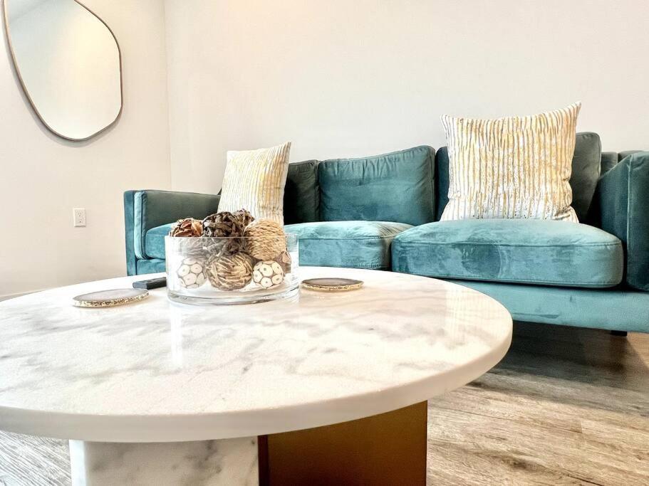 New One Bedroom Penthouse, Silver + Parking! Apartment *