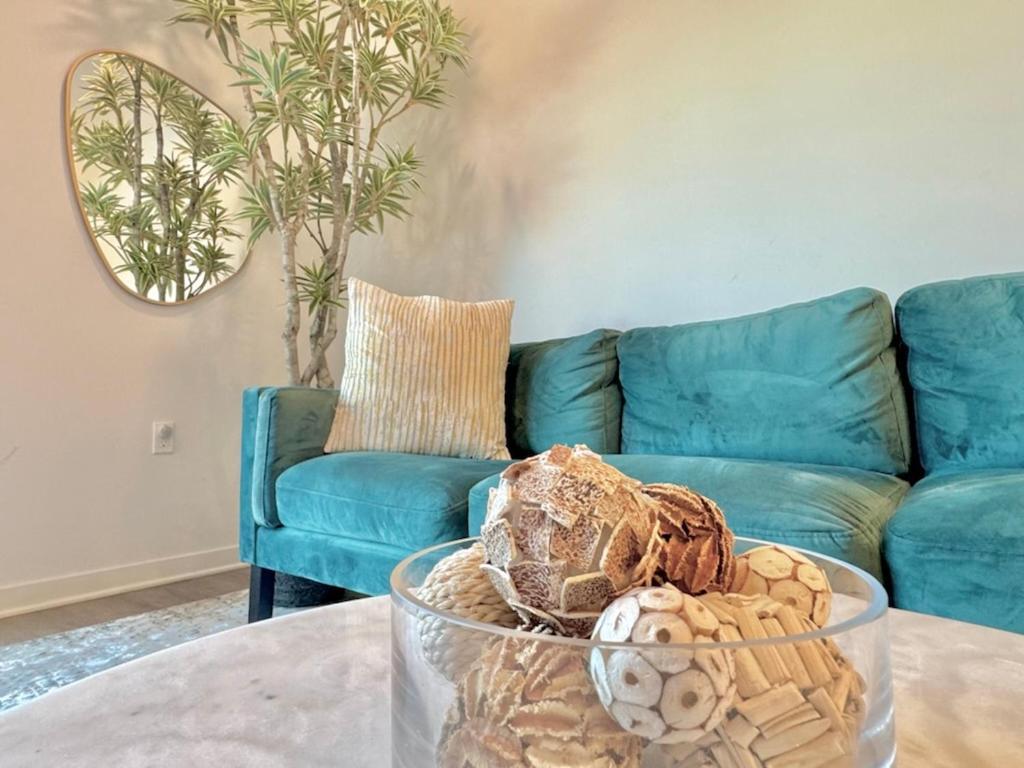 New One Bedroom Penthouse, Silver + Parking! * Los Angeles